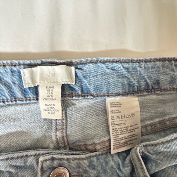 H&M high wasted cut-off shorts - Picture 2 of 3